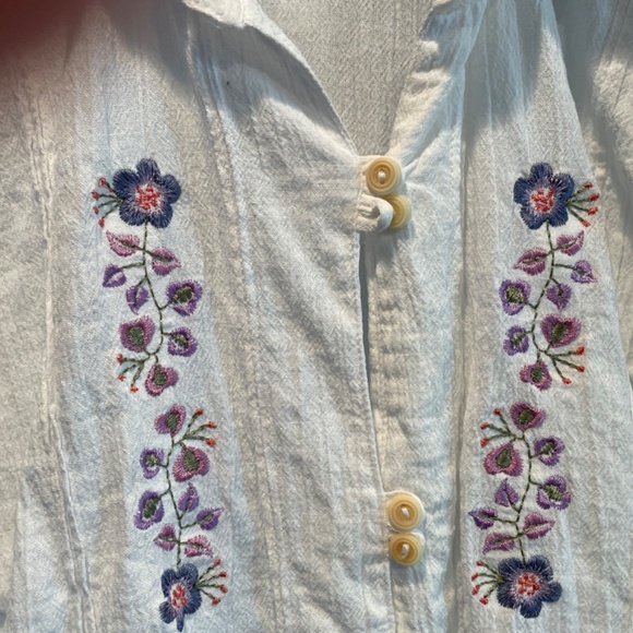Unique embroidered 3/4 sleeve white tunic - Picture 2 of 2